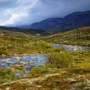 Berg, See, Dovrefjell-Sunndalsfjella-Nationalpark, Norwegen Flußlauf in Norwegen