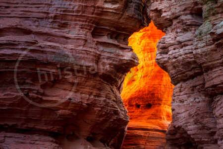 Zwei Mal im Jahr leuchtet der Altschlossfelsen bei Eppenbrunn durch die einfallende Sonne orange-rot. Dieses Naturschauspiel ist jedes Jahr im Frühjahr und im Herbst zu beobachten. Glühender Altschlossfelsen