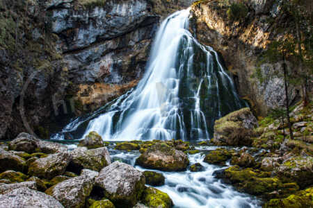 Der Gollinger Wasserfall liegt im Tennengau (Österreich), zwischen der Gemeindegrenze von Golling an der Salzach und Kuchl. Der Gollinger Wasserfall ist ebenfalls unter dem Namen Schwarzbachfall oder Schwarzenbachfall bekannt. Der Wasserfall hat eine Gesamthöhe von 76 Meter, wobei die letzte Stufe eine Höhe von 25 Meter hat. Gollinger Wasserfall