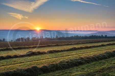 Sonnenaufgang, Heu, Nebel, Morgen Landschaft im Vogelsberg
