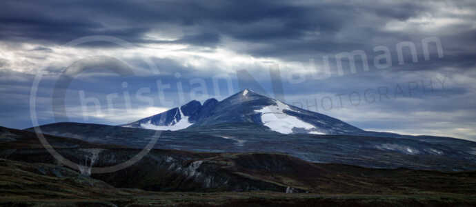 Snøhetta. Schnee, Dovrefjell-Sunndalsfjella-Nationalpark, Norwegen Snøhetta Berg im Dovrefjell-Sunndalsfjella-Nationalpark